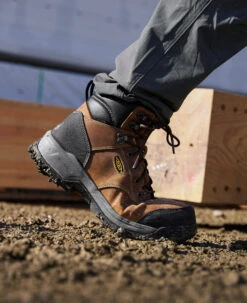 Keen Men's Evanston 6" Waterproof Boot (Carbon Toe) | Bison/Black -Keen 1029149 lifestyle 02