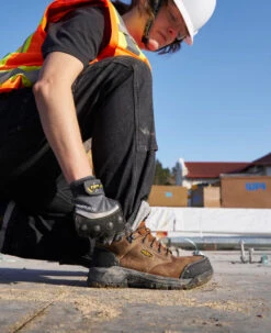 Keen Women's Evanston 6" Waterproof Boot (Carbon Toe) | Bison/Black -Keen 1029152 lifestyle 02