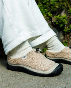 Keen Women's Howser III Slide | Plaza Taupe/Black -Keen 1029437 desktop lifestyle 03