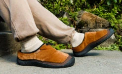 Keen Men's Howser III Slide | Bison/Black -Keen 1029443 desktop lifestyle 01