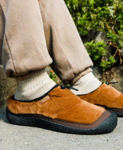 Keen Men's Howser III Slide | Bison/Black -Keen 1029443 desktop lifestyle 03