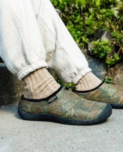 Keen Men's Howser III Slide | Black Olive/Light Curry -Keen 1029445 desktop lifestyle 03