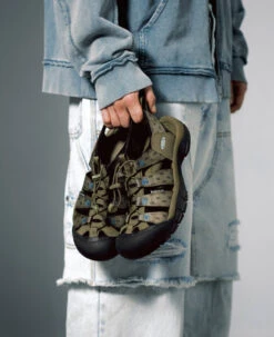 Keen Men's Newport Retro Sandal X Études Studio | Etudes Olive -Keen KEENxEtudes PDP Lifestyle 1030633 Vertical 2