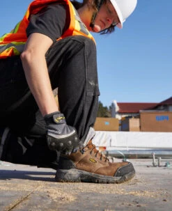 Keen Women's Evanston 6" Waterproof Boot INT MET (Carbon Toe) | Bison/Black -Keen KPD 2128 PDP Evanston 1029847 Lifestyle Image Left
