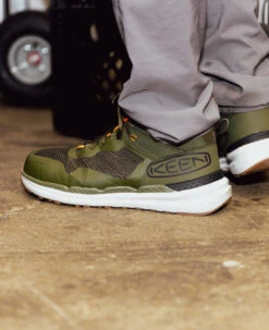 Keen Men's Synchro Waterproof Work Boot (Carbon Toe) | Forest Night/Gum -Keen KPD 3698 PDP Synchro 1030303 3 Image Right