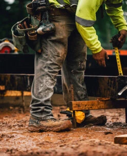 Keen Men's Targhee IV Waterproof Work Boot (Carbon Toe) | Dark Earth/Black -Keen KPD 4808 PDP TargheeIVWork 1030865 Lifestyle 03 Right