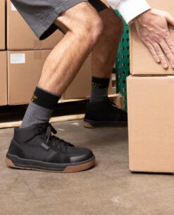 Keen Men's Kenton Mid Work Shoe (Carbon Toe) | Black/Gum -Keen KPD 481 PDP Kenton 1028751 Left Image