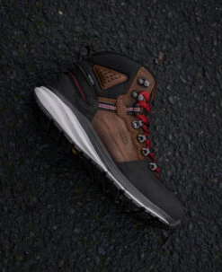 Keen Men's Red Hook Waterproof Boot (Carbon Toe) | Tobacco/Black -Keen SDD 604 RedHook 1024576 Right Image 1